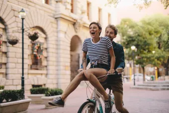 lachend paar op een fiets