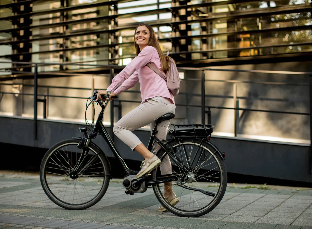vrouw in roze op een fiets